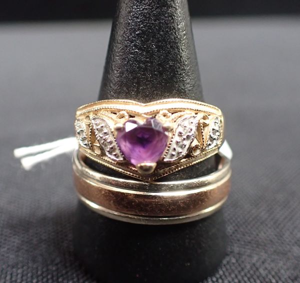 A 9CT GOLD DRESS RING