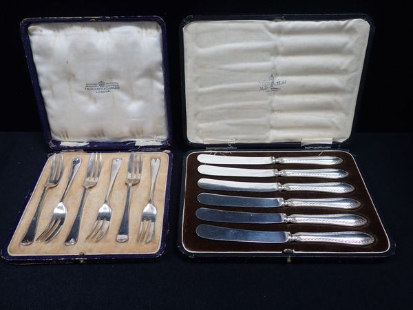 A SET OF SIX GEORGE V SILVER CAKE FORKS