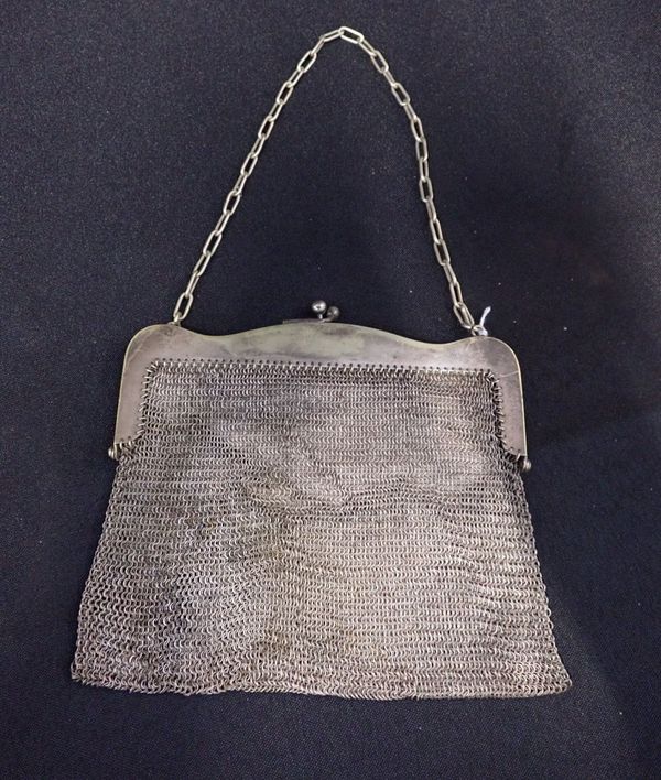 A VINTAGE MESH EVENING BAG