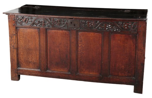 A 17TH CENTURY OAK COFFER