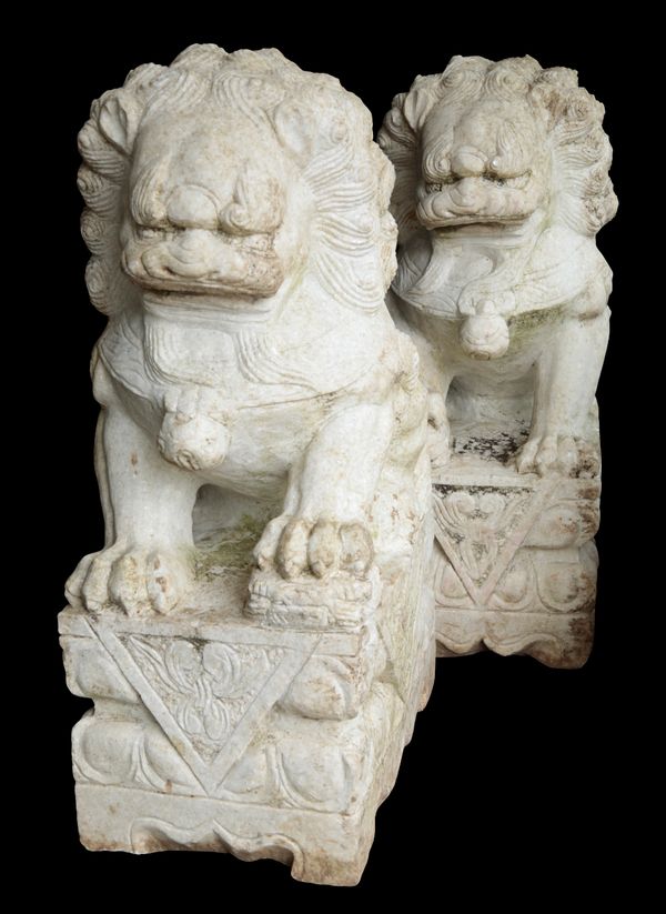 A PAIR OF WHITE MARBLE DOGS OF FO