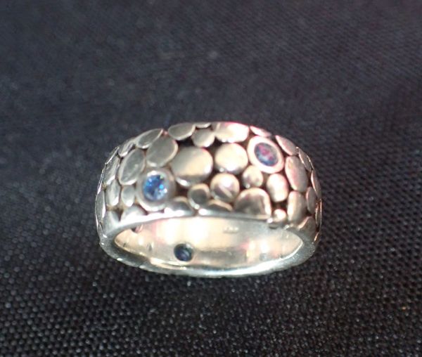 A SILVER AND BLUE STONE PANDORA RING