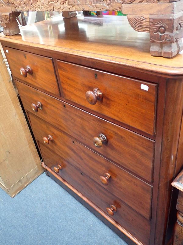 A VICTORIAN MAHOGANY CHEST OF DRAWERS