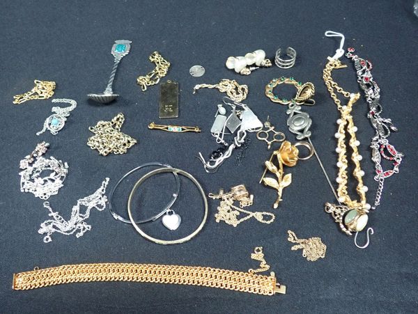 A COLLECTION OF COSTUME JEWELLERY