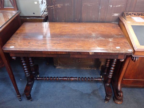 AN EARLY VICTORIAN ROSEWOOD TABLE