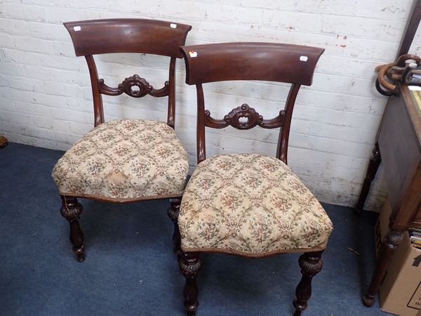 A PAIR OF VICTORIAN MAHOGANY DINING CHAIRS