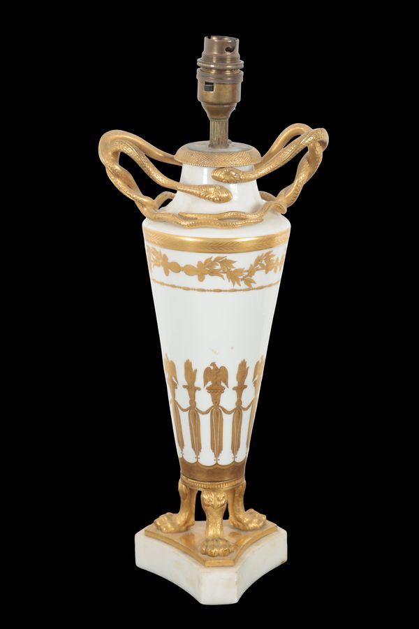 AN EARLY 19TH CENTURY CONTINENTAL PORCELAIN AND ORMOLU MOUNTED TABLE LAMP