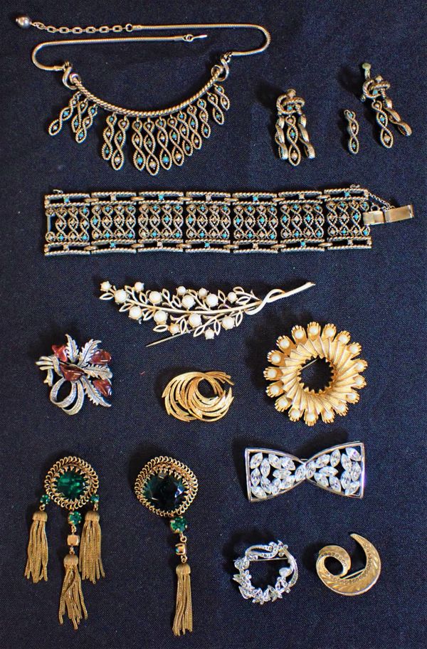 A SUITE OF 'JEWELCRAFT' COSTUME JEWELLERY