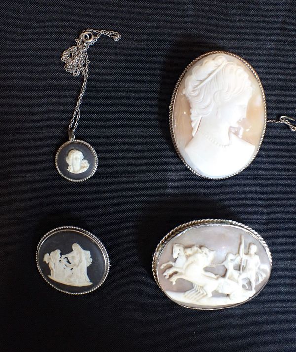 A SHELL CAMEO, CARVED WITH CHARIOTEERS