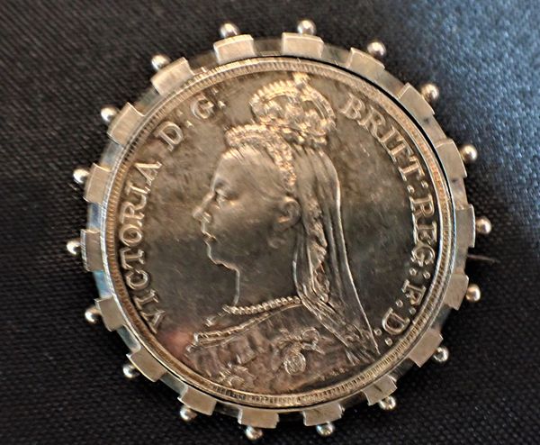 AN 1887 VICTORIA CROWN COIN BROOCH