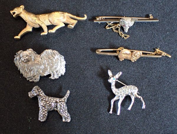 A 9CT GOLD PEKINESE DOG BAR BROOCH