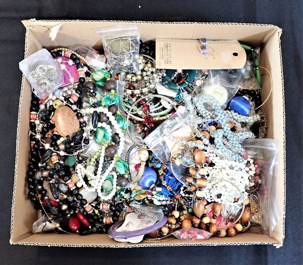 A QUANTITY OF COSTUME JEWELLERY