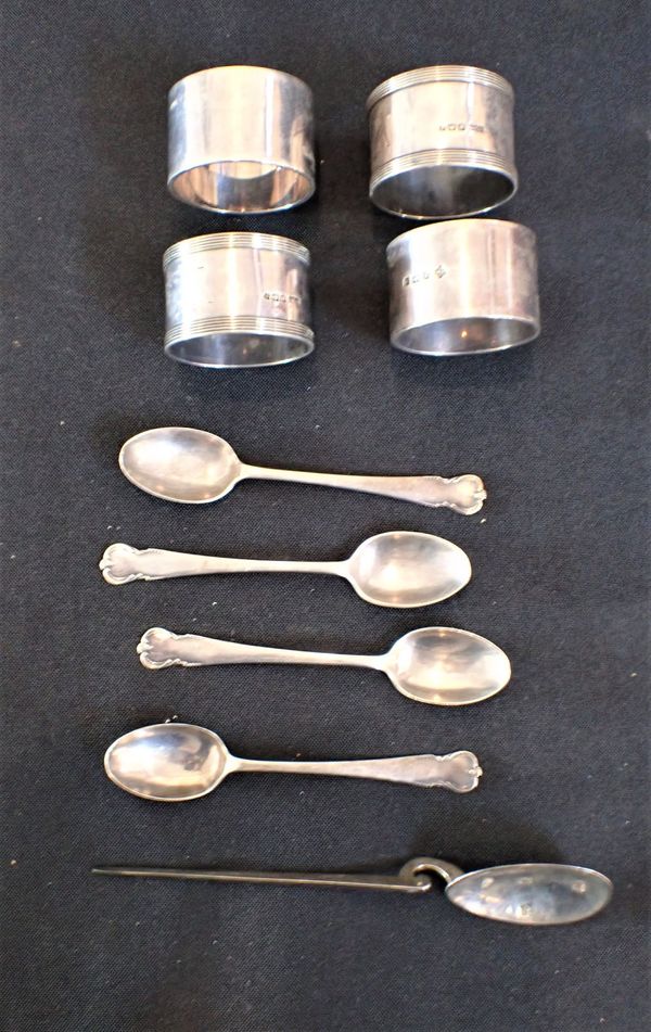 A PAIR OF HEAVY-GAUGE SILVER NAPKIN RINGS