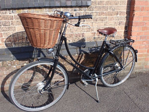 A LADIES' PASHLEY HAND BUILT BICYCLE, IN BLACK