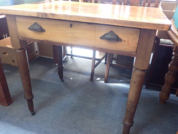 AN EDWARDIAN PINE KITCHEN TABLE