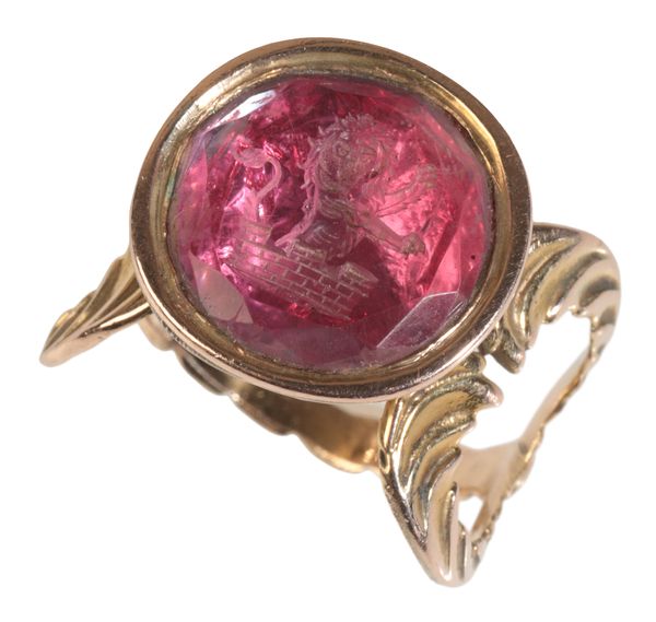 A FOILED ROCK CRYSTAL INTAGLIO SEAL RING