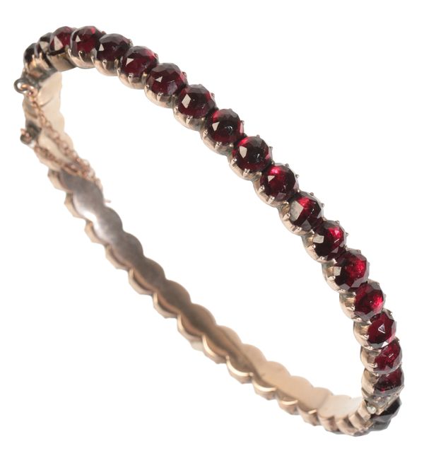 AN EDWARDIAN ROSE CUT GARNET BANGLE