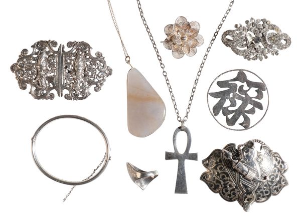 A COLLECTION OF JEWELLERY