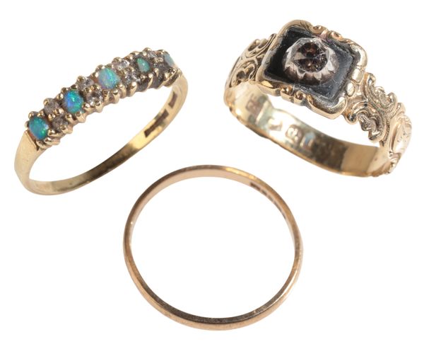 A VICTORIAN 18CT GOLD, BLACK ENAMELLED AND DIAMOND SET MOURNING RING