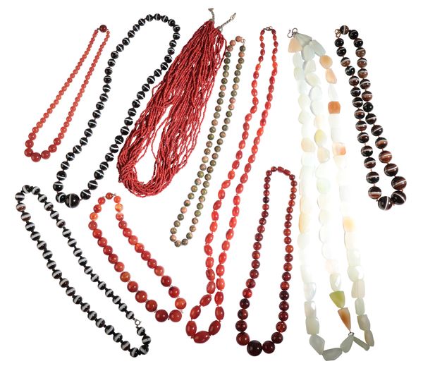 A BANDED AGATE GRADUATED BEAD NECKLACES