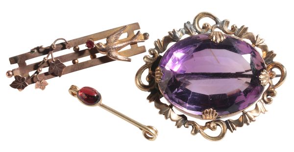 AN AMETHYST BROOCH