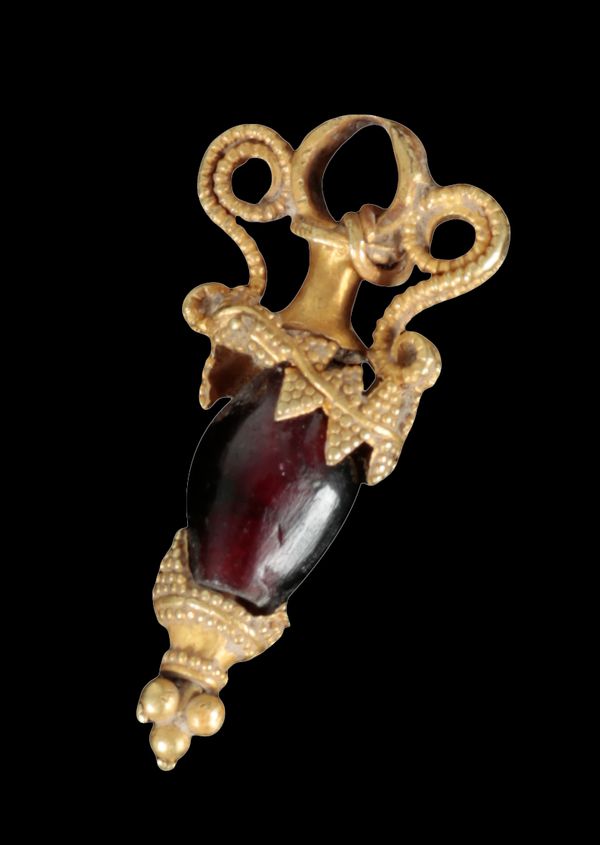 A 'BACTRIAN' GOLD & GARNET PENDANT