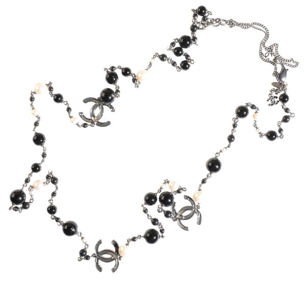 A CHANEL WHITE METAL, BLACK AND WHITE PEARL NECKLACE