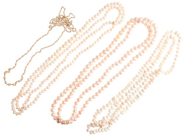 A BAROQUE PEARL NECKLACE