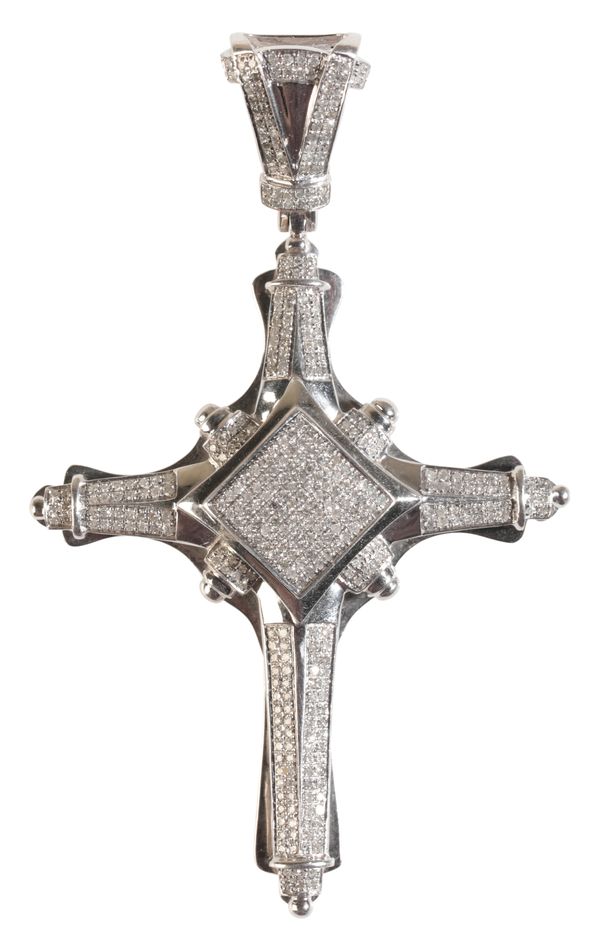 A 17K WHITE GOLD AND DIAMOND CRUCIFIX PENDANT