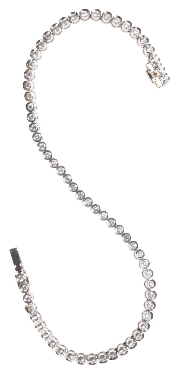 AN 18K WHITE GOLD AND DIAMOND TENNIS BRACELET