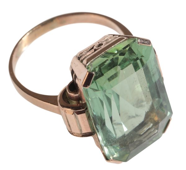 A GREEN GEMSTONE RING OF ART DECO DESIGN