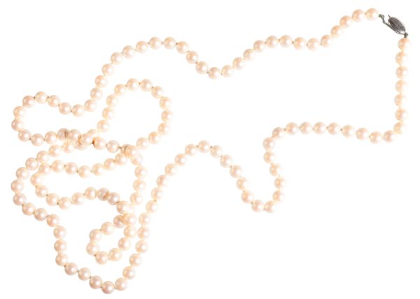 A SIMULATED PEARL SINGLE STRAND NECKLACE