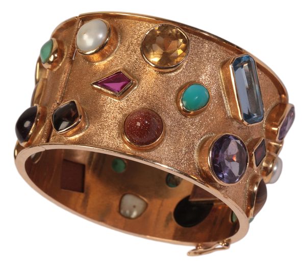 AN 18K GOLD AND MULTI GEM SET CUFF BANGLE