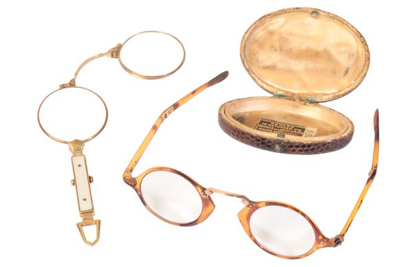 A PAIR OF EARLY 20TH CENTURY NUOCEE SIMULATED TORTOISESHELL AND GILT METAL FOLDING SPECTACLES