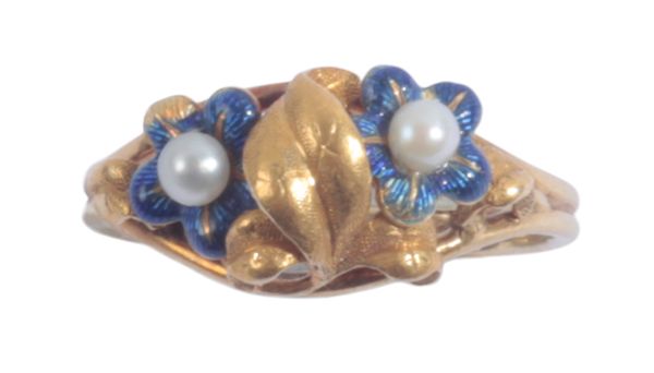 AN ENAMEL AND PEARL RING OF NATURALISTIC DESIGN