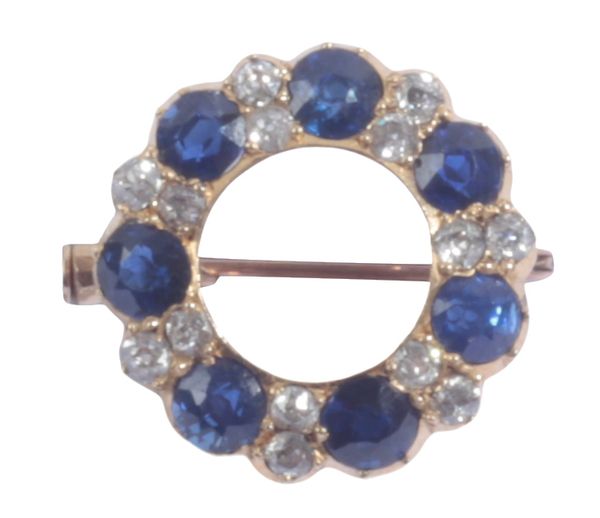 AN EDWARDIAN SAPPHIRE AND DIAMOND BROOCH, OR FICHU PIN