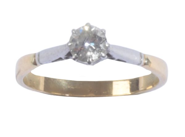 AN 18CT GOLD AND DIAMOND SOLITAIRE RING