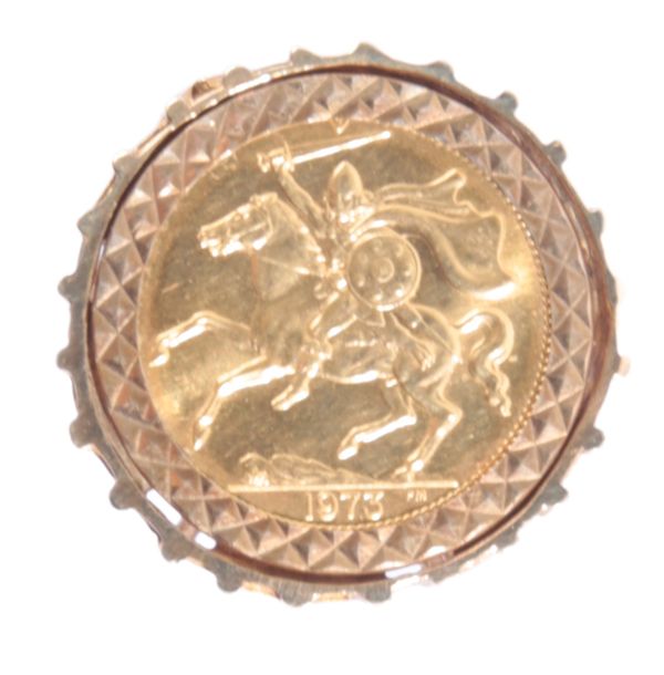 AN ELIZABETH II GOLD 1973 SOVEREIGN RING