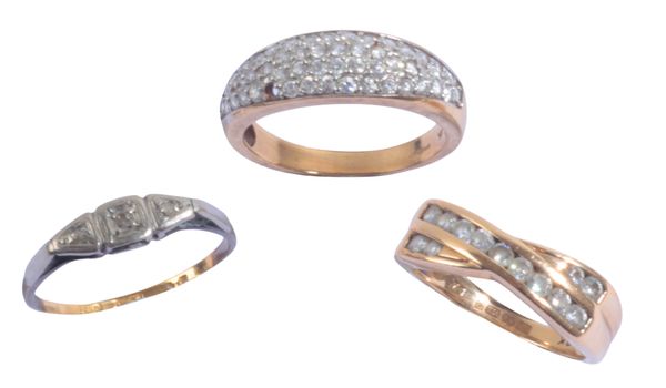 AN 18CT GOLD AND PLATINUM MOUNTED DIAMOND TRILOGY RING