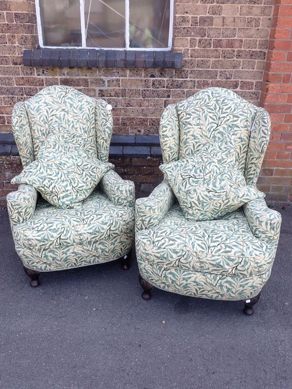 A PAIR OF 1930S WING ARMCHAIRS, GEORGE I STYLE