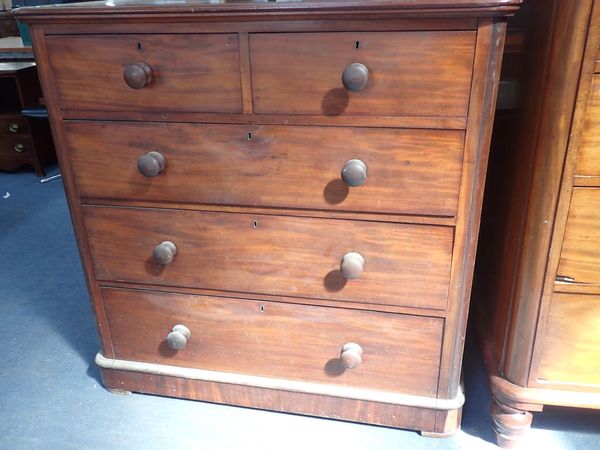 A VICTORIAN MAHOGANY CHEST OF DRAWERS