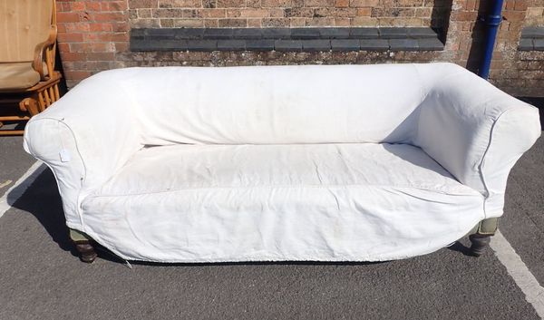 A VICTORIAN CHESTERFIELD SOFA, WITH TURNED FRONT LEGS