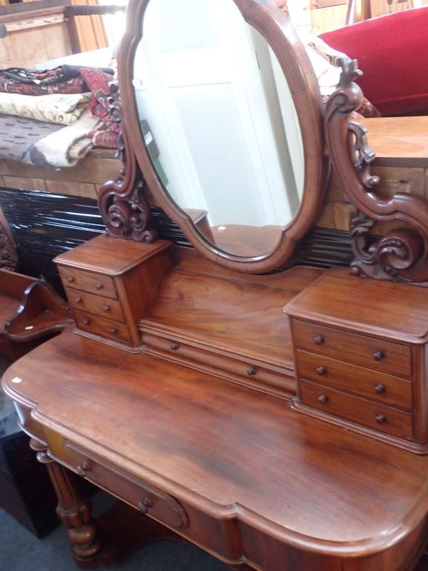 A VICTORIAN MAHOGANY DRESSING TABLE