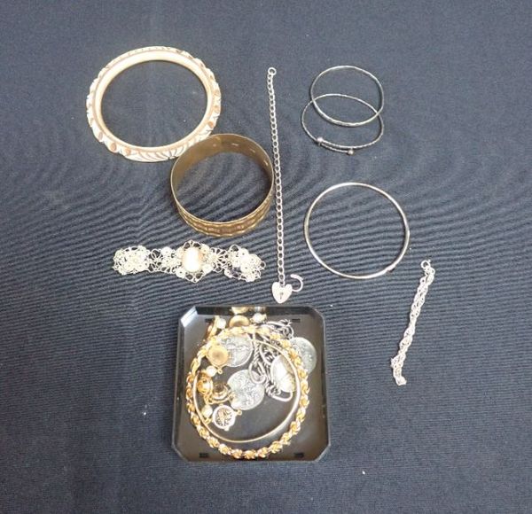 A SILVER PADLOCK, AND OTHER JEWELLERY