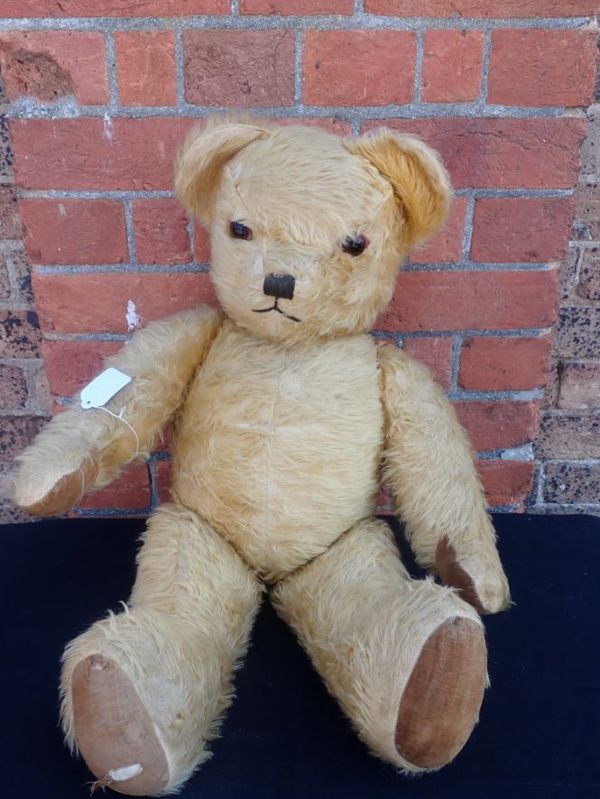 A VINTAGE TEDDY BEAR, CIRCA 1940s