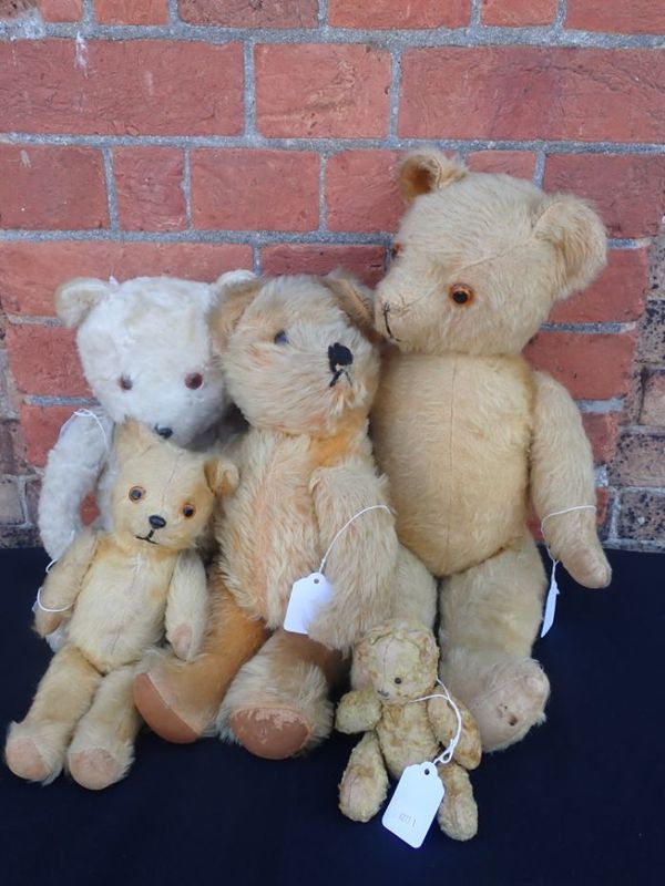 FIVE VINTAGE TEDDY BEARS, THE PALE ONE WITH MUSICAL MOVEMENT