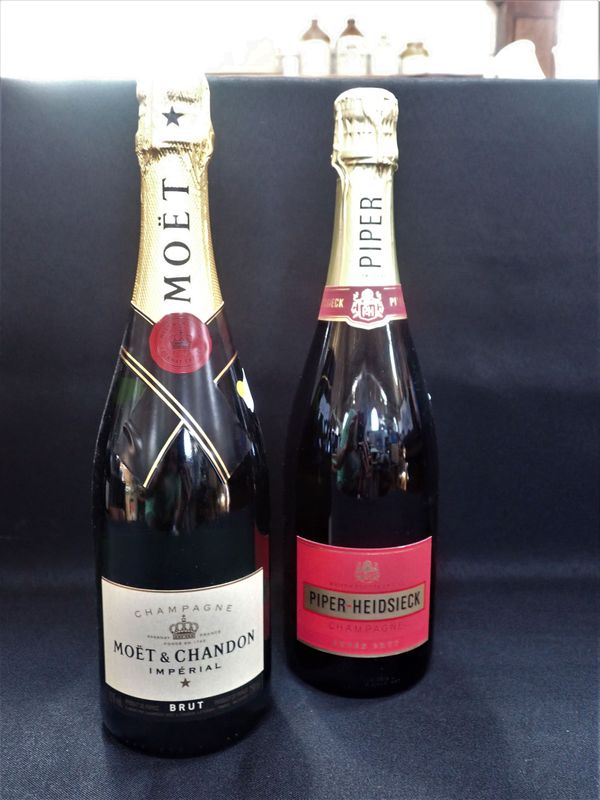 A BOTTLE OF MOET & CHANDON IMPERIAL BRUT CHAMPAGNE