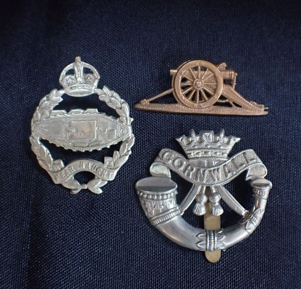 A TANK REGIMENT CAP BADGE