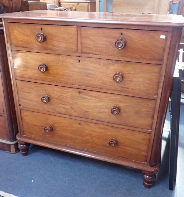 A VICTORIAN MAHOGANY CHEST OF DRAWERS