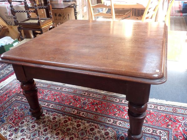 A VICTORIAN MAHOGANY EXTENDING DINING TABLE